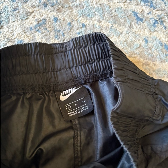 Nike Women's Swoosh Woven Loose Fit Shorts Size Small Black sportswear - Picture 4 of 5